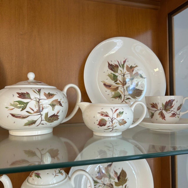 Wedgwood Mid Century 38-Piece Wedgwood Bone China Wakefield Pattern Tea and Coffee Service Large English Estate Set For Sale - Image 4 of 18