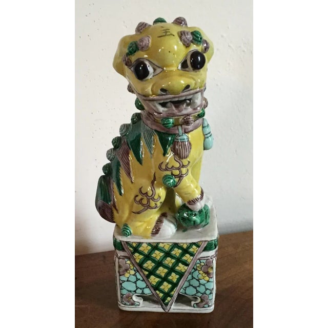 Chinese 19th Century Chinese Export Famille Vert Porcelain Foo Dog Lion with Pup For Sale - Image 3 of 10