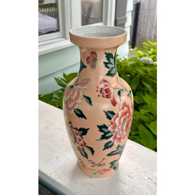 Chinoiserie Mid 20th Century Pink Chrysanthemum Hand Painted Chinese Vase For Sale - Image 3 of 10