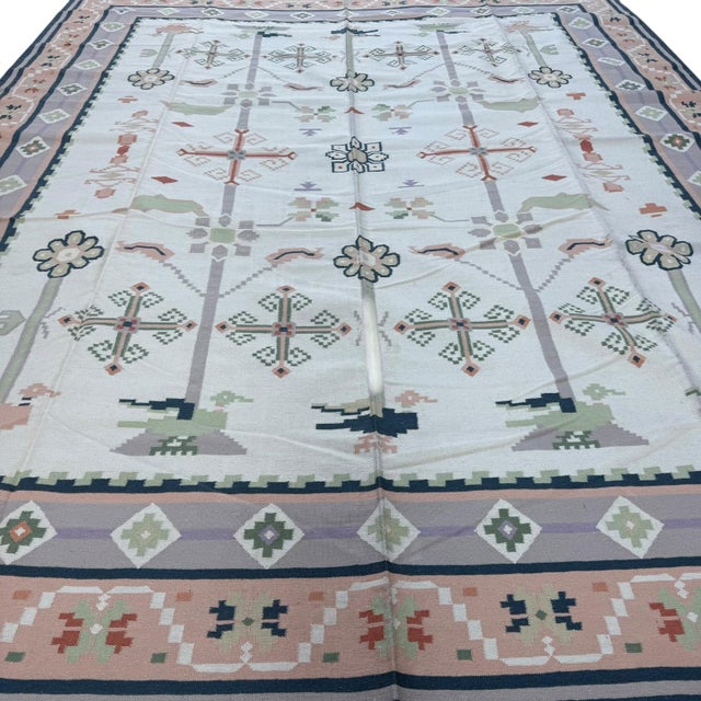This handmade Indian dhurrie (flatweave kilim-style) rug is a celebration of simplicity, craftsmanship, and soft, refined...