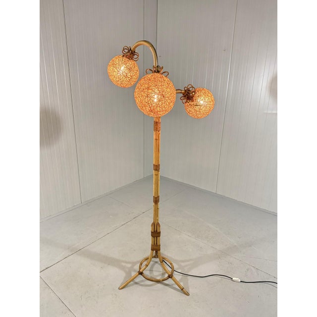 Lovely rattan floor lamp. Rattan stand with 3 wicker spherical lamp shades, nice shaped curly rim at the fitting holders....