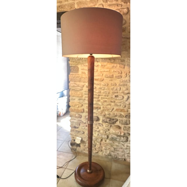 Large Art Deco parquet floor lamp, work of a French decorator, imposing in size at 187 cm with the lampshade which is...