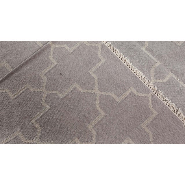 Doris Leslie Blau Dhurrie Vintage Light Gray - Handmade Carpet For Sale - Image 4 of 8