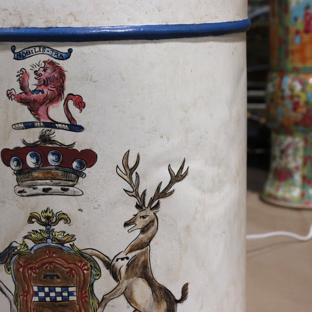 Pair Vintage White Hand Painted Tole Tea Caddy Lamps Heraldic Crest Motif Table Lamps For Sale - Image 11 of 12