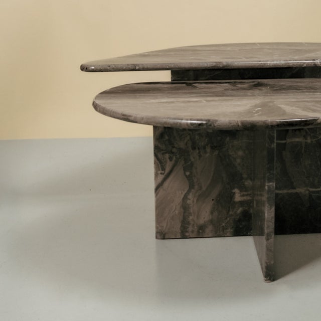 Brutalist Italian Teardrop Low Tables in Gray Arabescato Marble, 1980s, Set of 2 For Sale - Image 3 of 6