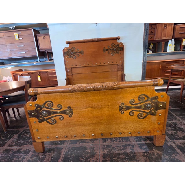 Wood Antique 1880s Victorian Arts & Crafts Queen Golden Oak Hand Carved Original Art Nouveau Metalwork For Sale - Image 7 of 17