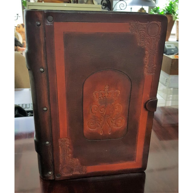 Traditional Leather and Wood Embossed Cigar Box For Sale - Image 9 of 9