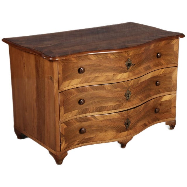 Age/age and origin/origin: The chest of drawers is probably from around 1800 and its origin is Switzerland...