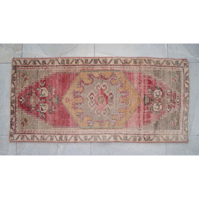 Vintage Turkish Small Rug Pink Beige Hand Knotted Turkish Accent Rug Door Mat 1'6"x3'1" For Sale - Image 13 of 13
