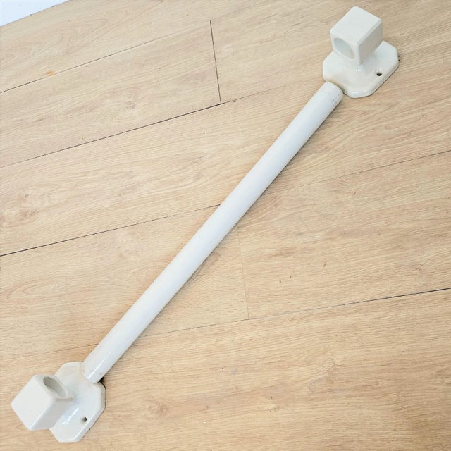 Art Deco Porcelain Towel Holder, 1920s, in Very Good conditions. Designed 1920 to 1949