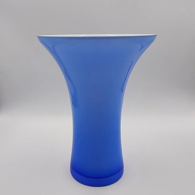 Mid-Century Modern 1970s Luxury Blue and White Vase in Murano Glass Attributed Ca Dei Vetrai. Made in Italy For Sale - Image 3 of 7