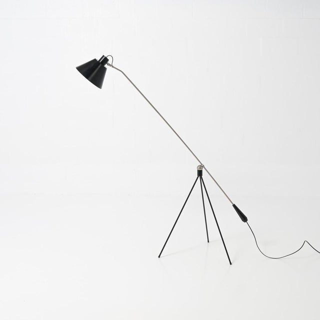 This magnificent floor lamp ‘Magneto’ was designed by H. Fillekes for Artiforte from 1954-1958. This rare lamp was only...