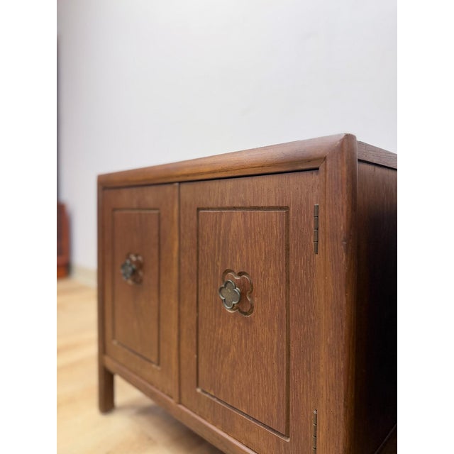 Pair of Vintage MCM Transitional Mersman Clover Walnut End Tables W/ Cabinet For Sale - Image 10 of 13