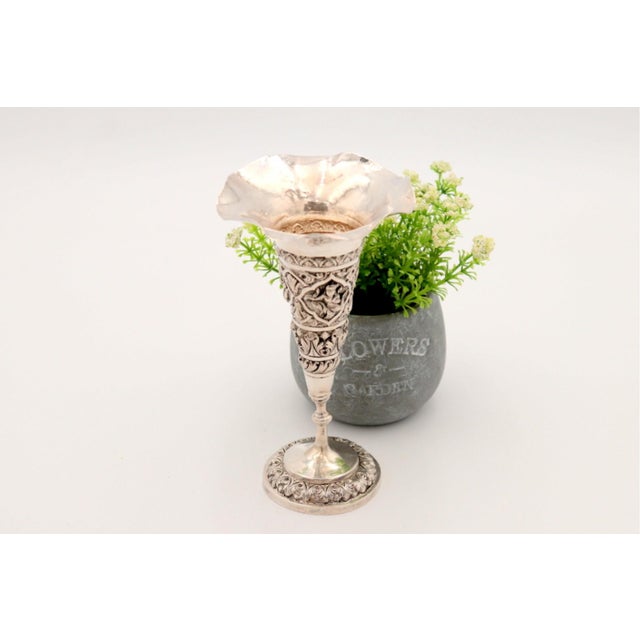 Silver Vase with Hindu Reliefs with Circular Base and Wavy Edge, in Good conditions. Designed 1920 to 1949
