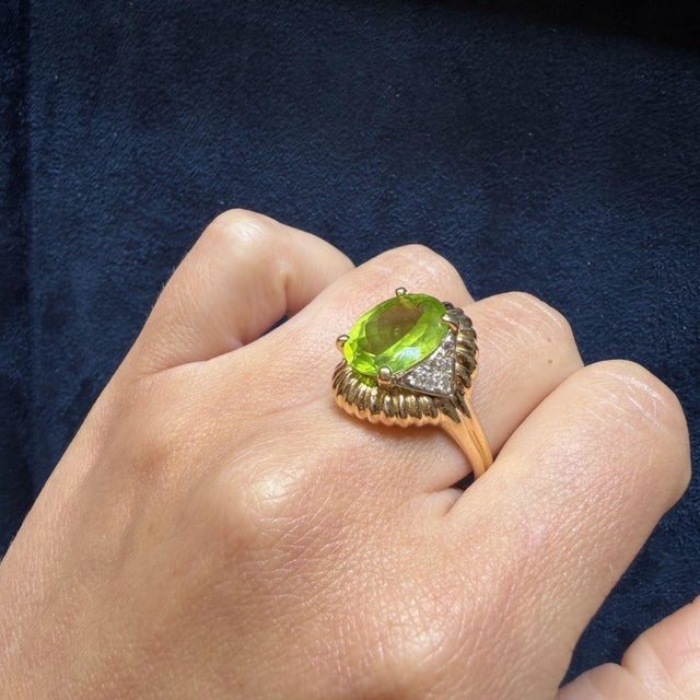 Vintage 6 Carat Oval Cut Peridot 14k Gold Fluted Sunburst Ring, Size 9 For Sale - Image 11 of 11