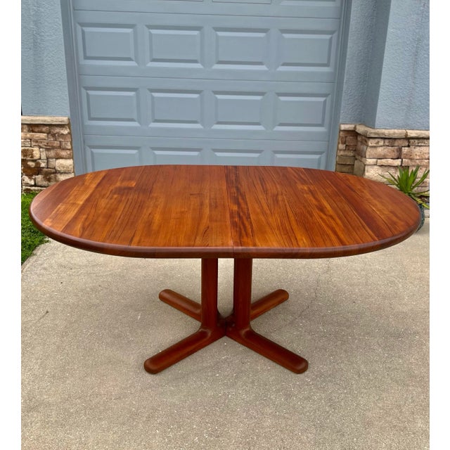 Mid Century Modern Extendable Rounded Dining Table With Pedestal Style