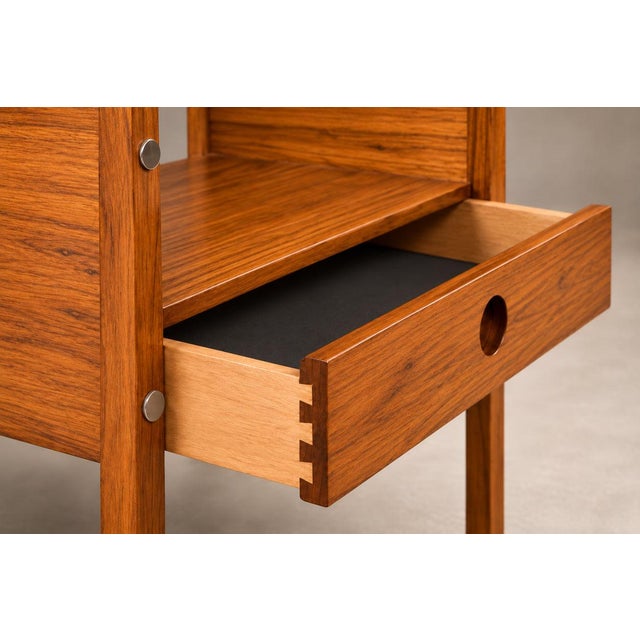 Mid-Century Modern Pair of Sergio Rodrigues “Yara” Side Tables in Freijó Wood with Drawers and Glass Tops, Brazil, 1960s For Sale - Image 3 of 18