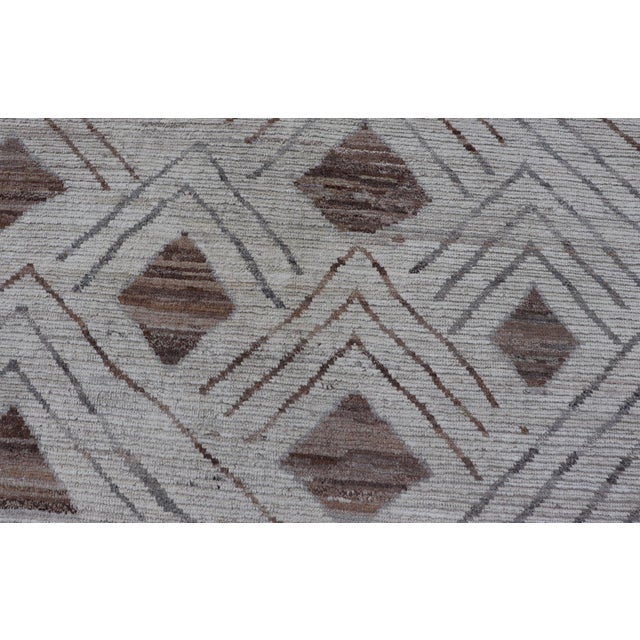 Fine Modern Rug in White & Light Brown Tones With Abstract & Geometric Design 12'6 X 15'9 For Sale In Atlanta - Image 6 of 11