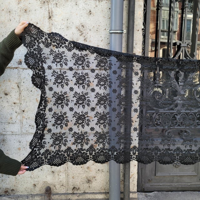 Black Lace and Tulle Mantilla, Spain, 1930s For Sale - Image 13 of 18
