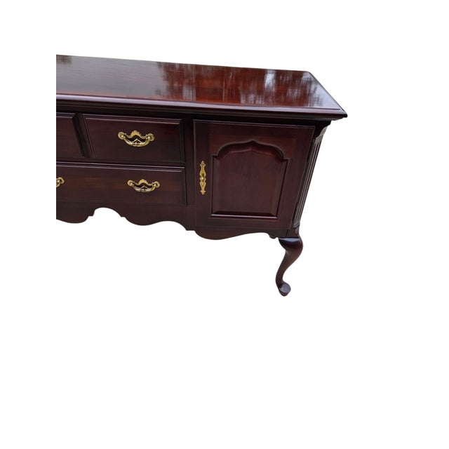 Beautiful Thomasville sideboard in Excellent condition minor ware. Please see photos as they are considered part of the...