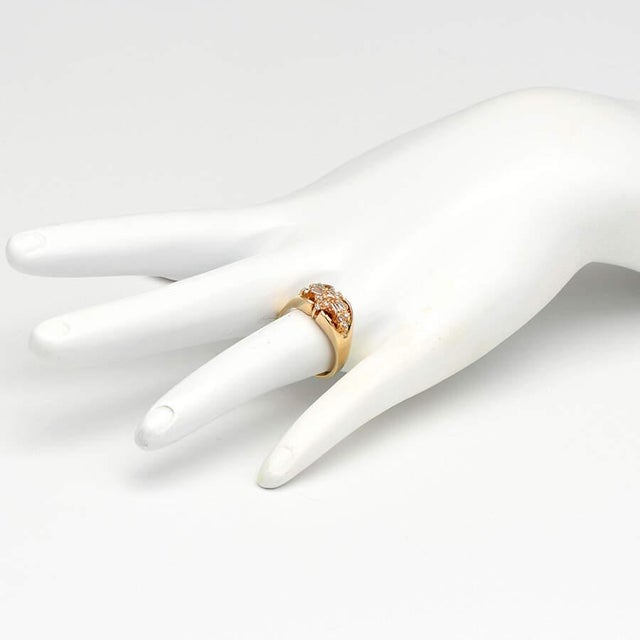 This vintage ring is made of 14K yellow gold and boasts round and baguette diamonds arranged in an elegant starburst...