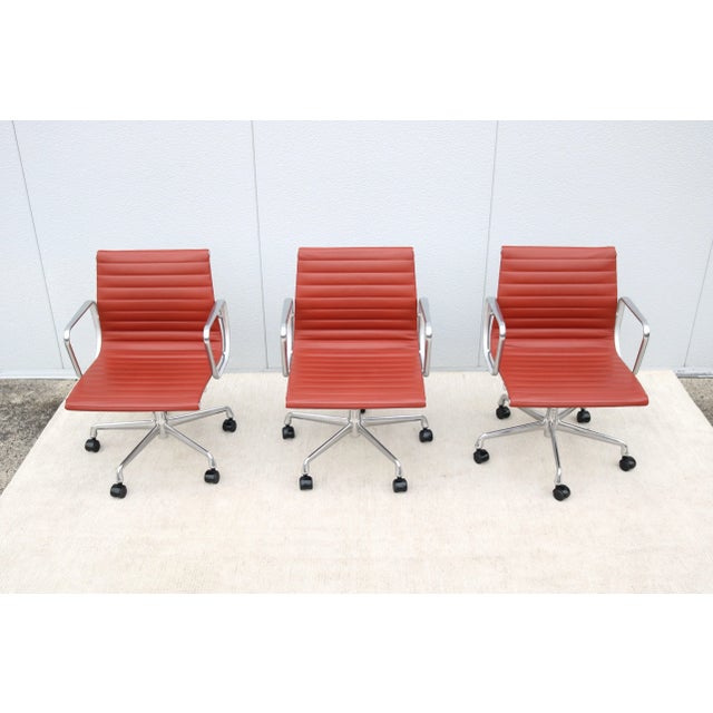 Mid-Century Modern MCM Herman Miller Eames Aluminum Group Terra Cotta Leather Management Chair For Sale - Image 3 of 12