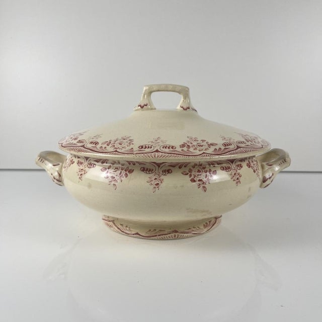 Ironstone tureen, Choisy-le-Roi, art faience, H. Boulenger & Cie., Bordeaux, 19th century. Floral motif Dimensions: 28 x...