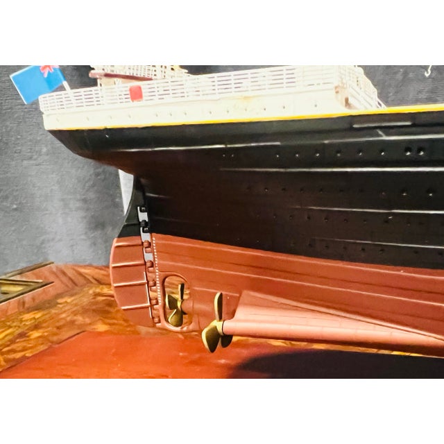 Late 20th Century r.m.s. Titanic Danbury Mint Collector’s Model Ship in Display Case – Museum Quality Detail For Sale - Image 4 of 12