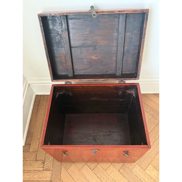 1960s Asian-Inspired Vintage Red Lacquered Storage Chest For Sale - Image 4 of 8
