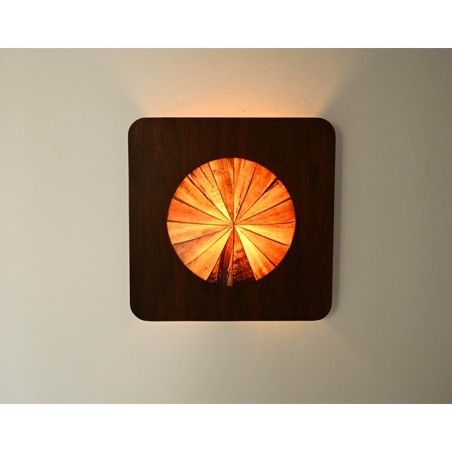 Pair of Italian wooden wall sconces from the 1960s. Wear and tear due to age and time. Up to 250V (Europe/UK Standard).The...