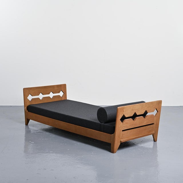 Solid oak bed designed by René Gabriel around 1948, produced by Lieuvin. Characteristic of post-war reconstruction...