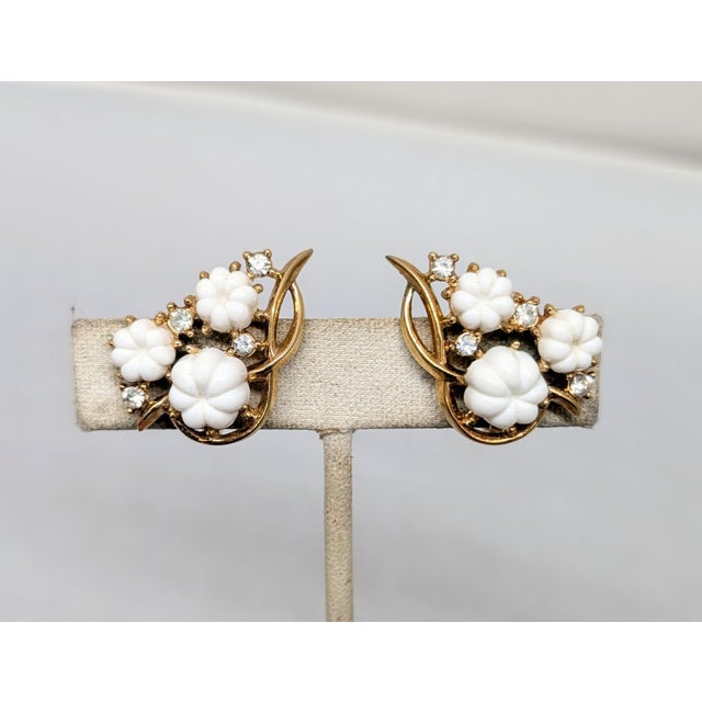 Vintage Signed Crown Trifari White Melon Shaped Rhinestones Clip Earrings- 2 Pieces For Sale In Philadelphia - Image 6 of 7