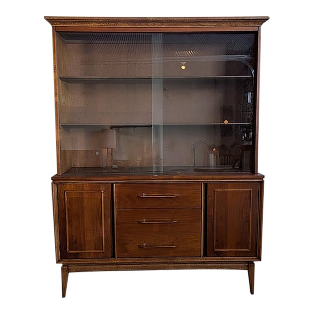 1960s Mid Century Modern Bassett Hutch – Sliding Glass Doors, Dovetail Drawers, Walnut Display Cabinet. For Sale