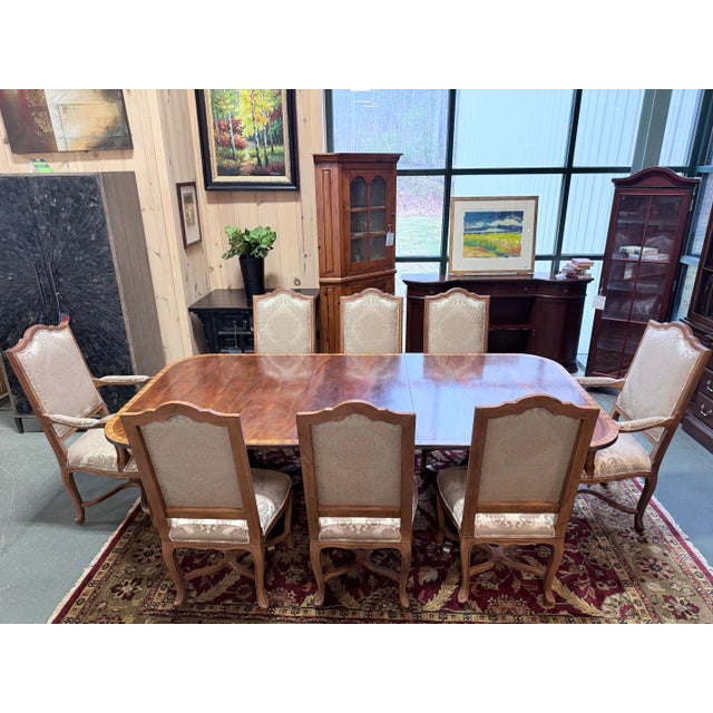 This is a beautifully crafted Ethan Allen Abbot dining table set featuring rich mahogany veneers with striking grain...