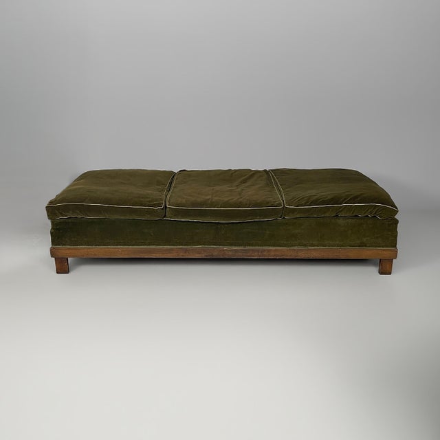 Italian Art Deco daybed in green velvet, 1930s Upholstered pouf covered in green velvet. The seat consists of three large...