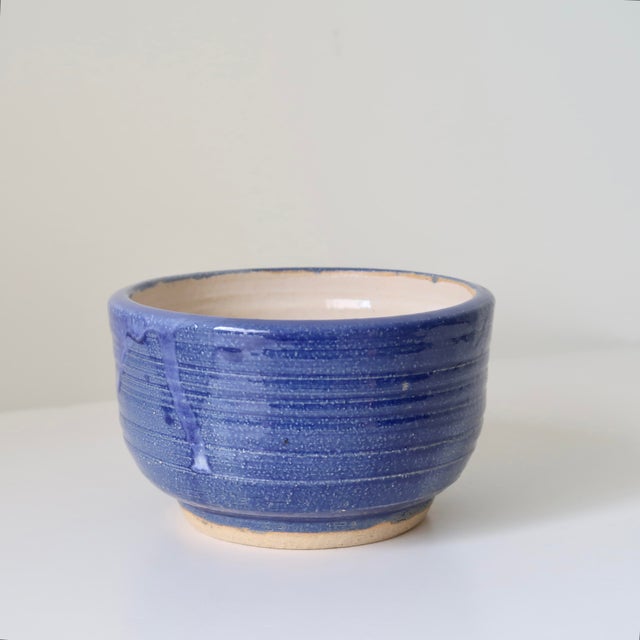 Signed Wabi Sabi Studio Pottery Bowl in Deep Periwinkle Blue Glaze & Wheel-Thrown Texture For Sale - Image 4 of 15