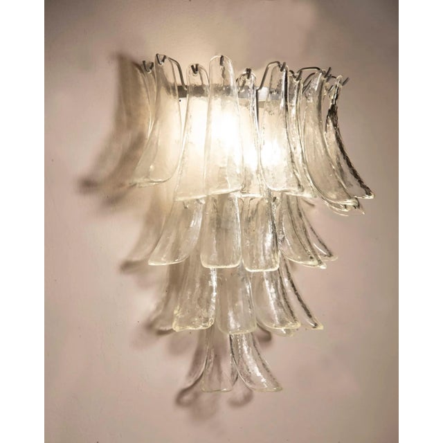 Wall sconce / wall lamp formed by several glass petal, particular for their thickness, by venini. 1970s object in perfect...