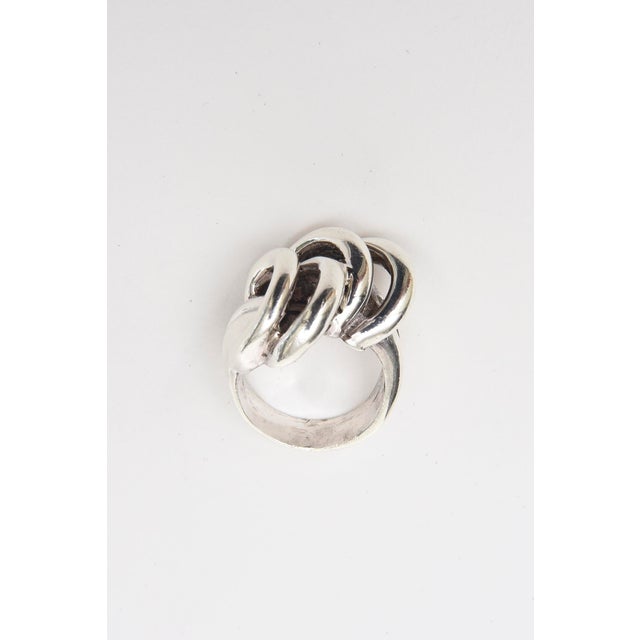 Mid-Century Modern Vintage Sterling Silver Ring With Interlocking Circles, 1960's, Size 8 For Sale - Image 3 of 10