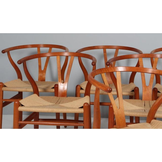 CH24 Wishbone Chairs in Cherry by Hans J. Wegner for Carl Hansen & Søn, 2000s, Set of 8 For Sale - Image 3 of 10