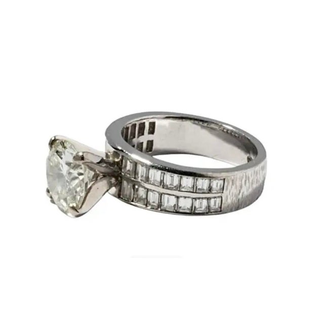 18 Karat White Gold, 2.62 Brilliant Cut Diamond 3.75 Total Carat Weight Ring For Sale In Tampa - Image 6 of 10