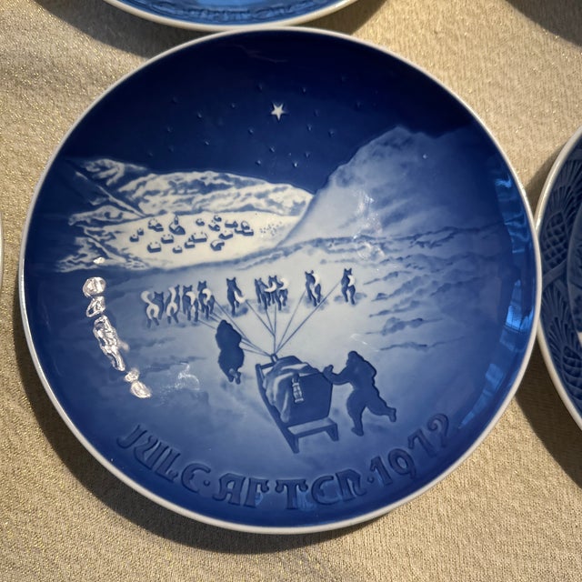 Traditional 1970s Collectible Plates Going Home for Christmas For Sale - Image 3 of 12