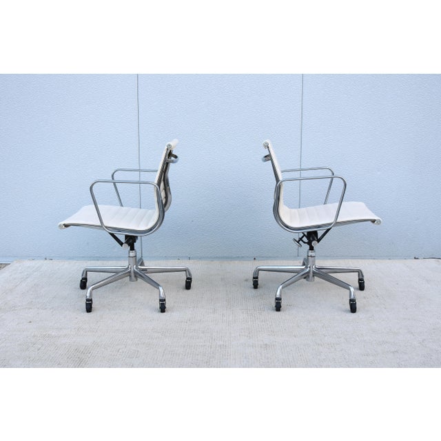 Mid-Century Herman Miller Eames Aluminum Group Management Chair in White Leather For Sale - Image 11 of 18