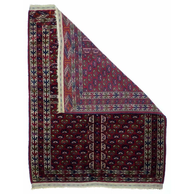 Liver tone quartered field with uniform color diagonals of unidirectional small flowers. Double main ivory borders with...