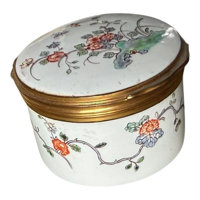 Chantilly Kakiemon Circular Soft Paste Snuff Box, Circa 1745 For Sale
