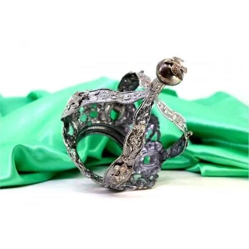 Silver Crown with Reliefs of Acanthus Leaves For Sale - Image 4 of 9