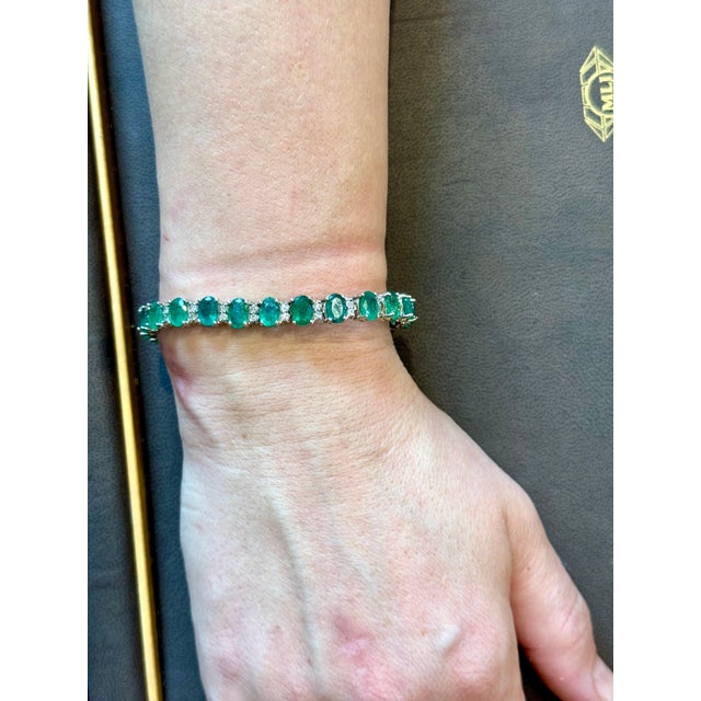24 Carat Emerald 1.6 Carat Diamond Tennis Bracelet 14 Karat White Gold, 23 GM For Sale - Image 14 of 18