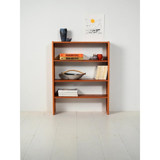 Scandinavian bookcase from the 1950s/1960s in oak and teak with three adjustable shelves and high-quality construction...