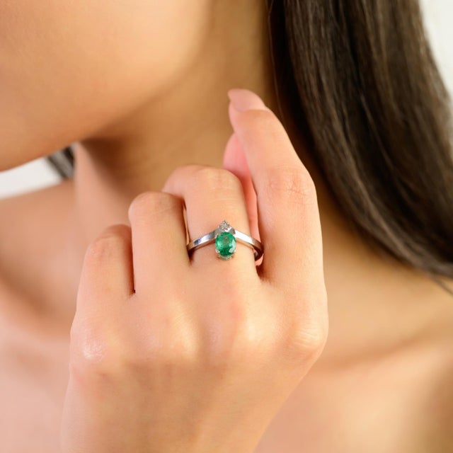 Green Carat&her 7x5 Mm Oval Cut Emerald & Diamond Sterling Silver Crown Midi Ring - Ring 7 For Sale - Image 8 of 12