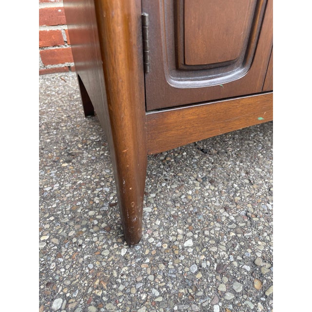Pair of Attributed Broyhill “Emphasis” Walnut Mid Century Modern End Tables Nightstands For Sale - Image 11 of 12
