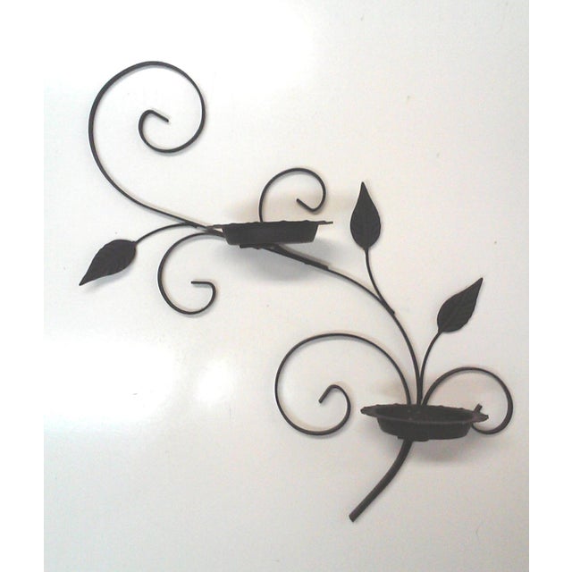 Salterini-style iron wall planter in a scrolled design with texture leaf accents. This vintage planter has raised ruffled...
